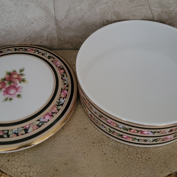 Wedgwood Clio Round Box With Lid